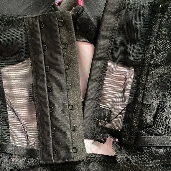 Pinky red & black lace Victoria Secret bra - Picture 3 of 5